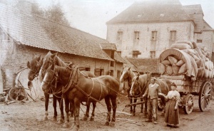 La famille Trollé devant le moulin agrandi en 1851, collection Jean Demont