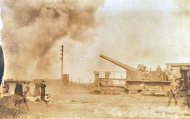 Artillerie lourde allemande en action à Brebières