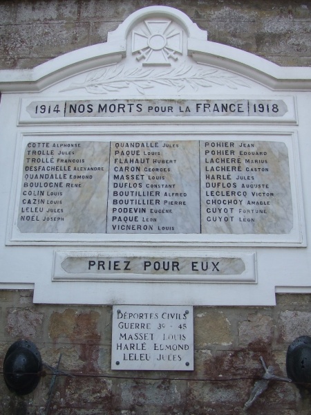 Fichier:Wirwignes monument aux morts détail des noms.jpg