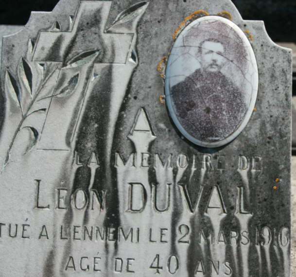 Fichier:Duval Leon plaque.jpg
