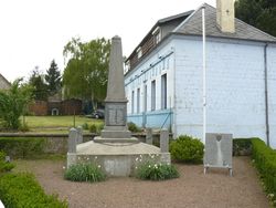 Villers-au-Bois monument aux morts1.JPG