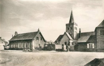 L'école primaire avec vue sur l'église et le monument aux morts