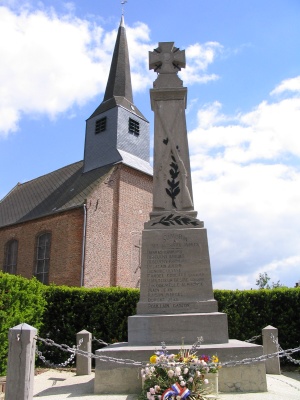 Le monument aux morts et l'église