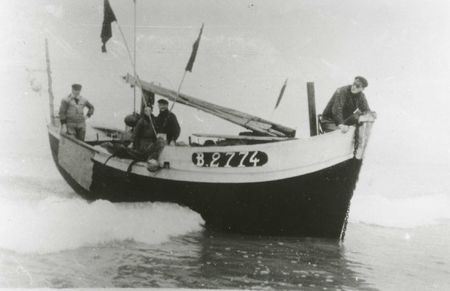 Le "Marie-Denise", B 2774 (bateau de pêche de Paul Clerc) vient d'échouer sur la plage de Berck. De gauche à droite sur la photo : Paul Clerc, Georges Clerc, Jean-Baptiste Macquet, Florent Clerc