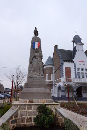 Le monument aux morts et la mairie